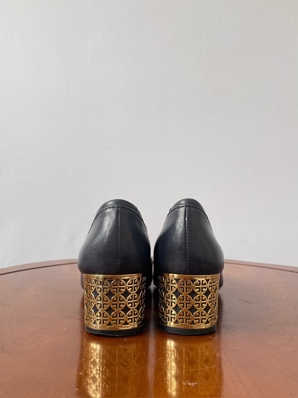 Tory Burch leather pumps. | US 6 - Picture 4 of 8